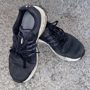 Black Nike Tennis Shoes